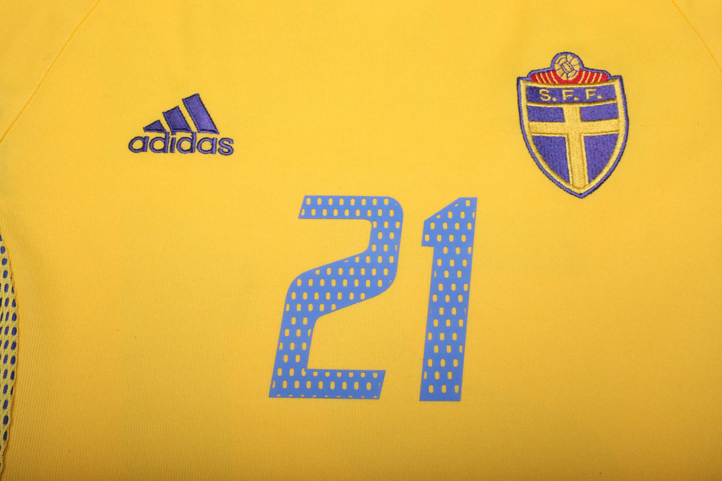 Sweden 2002-03 Home Jersey Zlatan Ibrahimovic #21 Kit - (8.5/10) - S